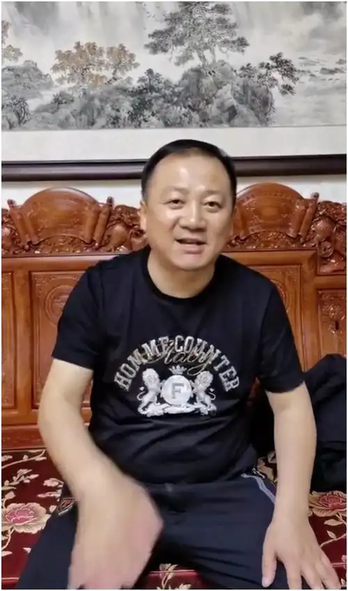 谢广坤晒近况,私下住豪宅超气派,坐直升飞机出行堪比赵本山