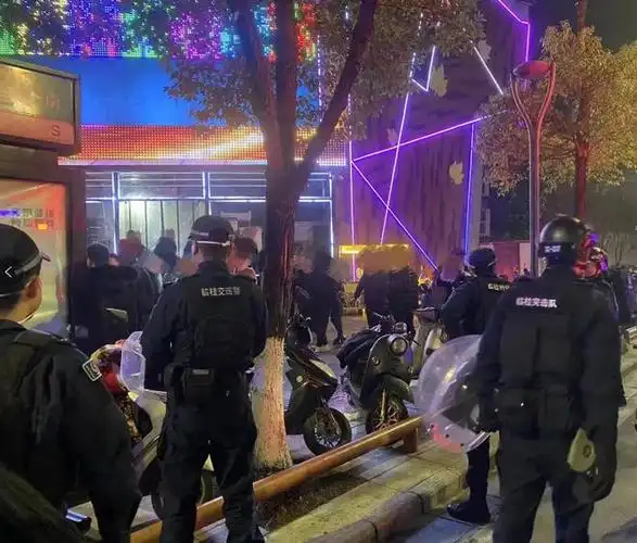 什么情况事发桂林一酒吧门口20多人打架斗殴