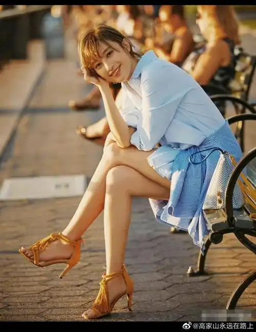 张俪的高跟凉鞋真好不知道在哪里买的