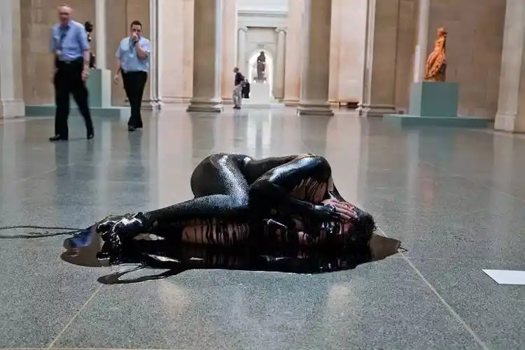 (假的)血泊里,那些赤膊的姑娘们,你大概会联想到大街上,说起行为艺术