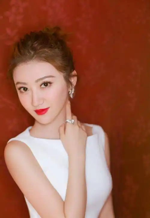 原创扒一扒圈中背景强大的女星她是中国最美面孔而她拍戏有保镖跟