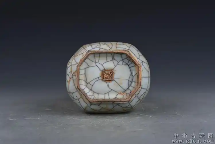 北宋修内司款官窑贯耳方瓶