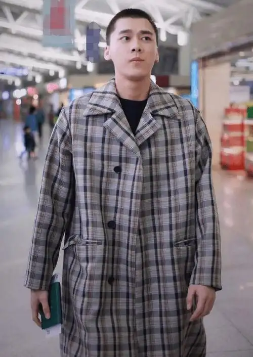 平头拍写真,大衣穿上造型十分亮眼,阳光帅气的形象|西装|寸头|李易峰