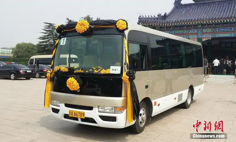 7月22日,万里遗体在北京火化,社会各界人士前往八宝山殡仪馆进行悼念.