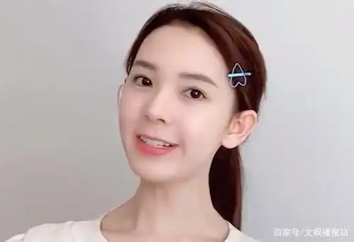 陈瑶素颜也惊艳!蓝白条纹上衣秀迷人肩颈线,牛奶肌怼脸拍也不怕