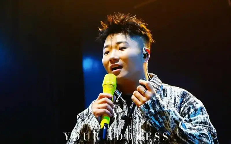 有个歌手叫白小白