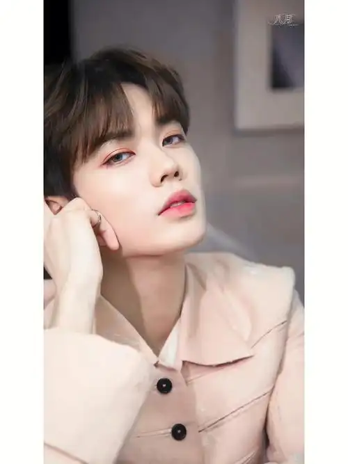 林彦俊粉色壁纸851