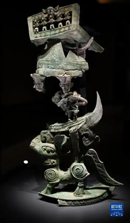 7月26日在三星堆博物馆新馆拍摄的青铜大立人像.