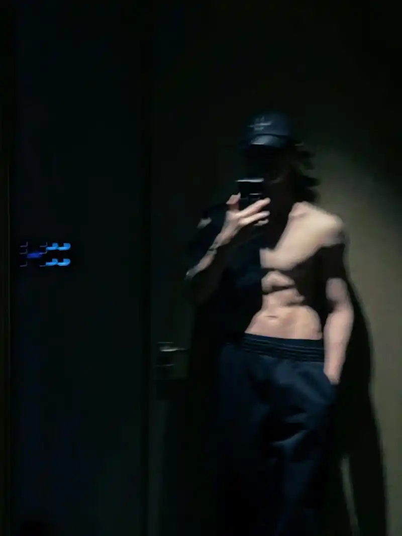 许凯这个身材这个腹肌,你可以吗?