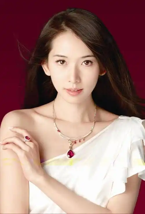 从林志玲晒出的自拍照中,可以看到家中到处都摆满了她和男子的照片