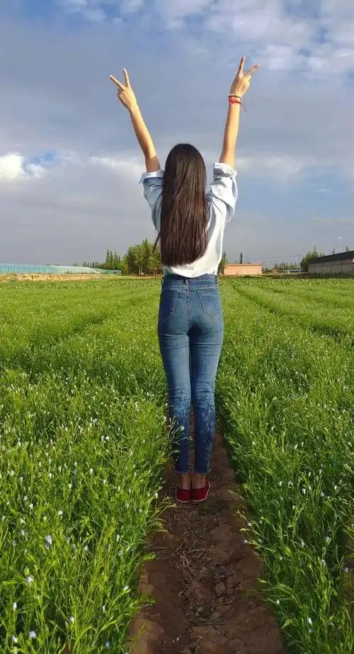 神秘倩影:街头美女背影的迷人魅力