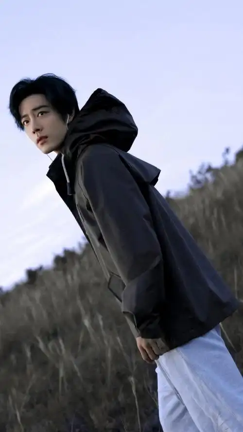 肖战工作室发了18张照片