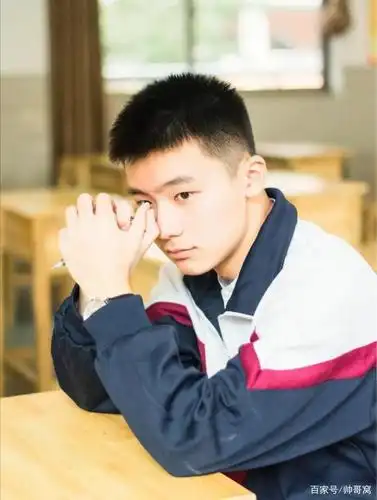 浓郁校园风格的帅气小奶狗,颜值爆棚的小哥哥,穿着校服都显时尚