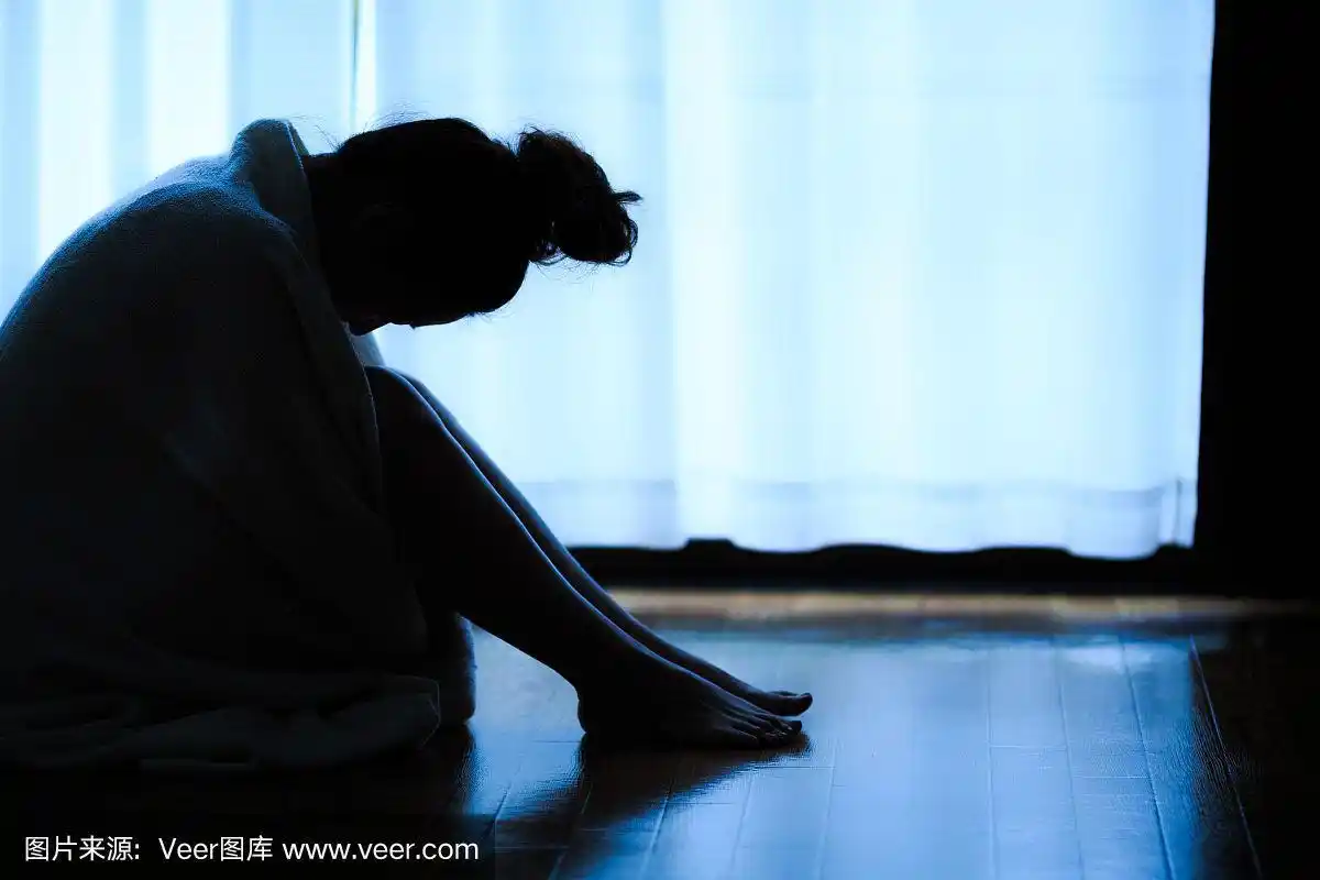 孤独的女人坐在窗边