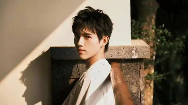 陈飞宇,2000年4月9日出生,华语影视男演员,就读于北京电影学院