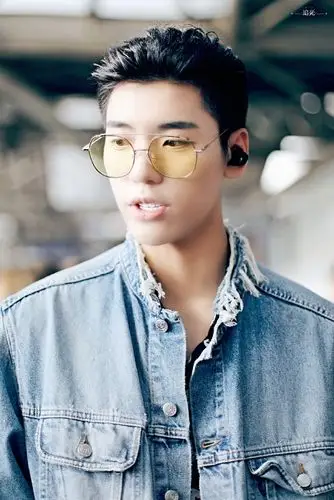 戴着眼镜的王子异太帅了一笑整个心都融化了
