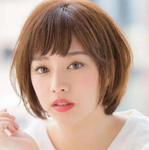 色看起来优雅自信,薄碎短发刘海的设计简单的将额头和脸型修饰起来,配