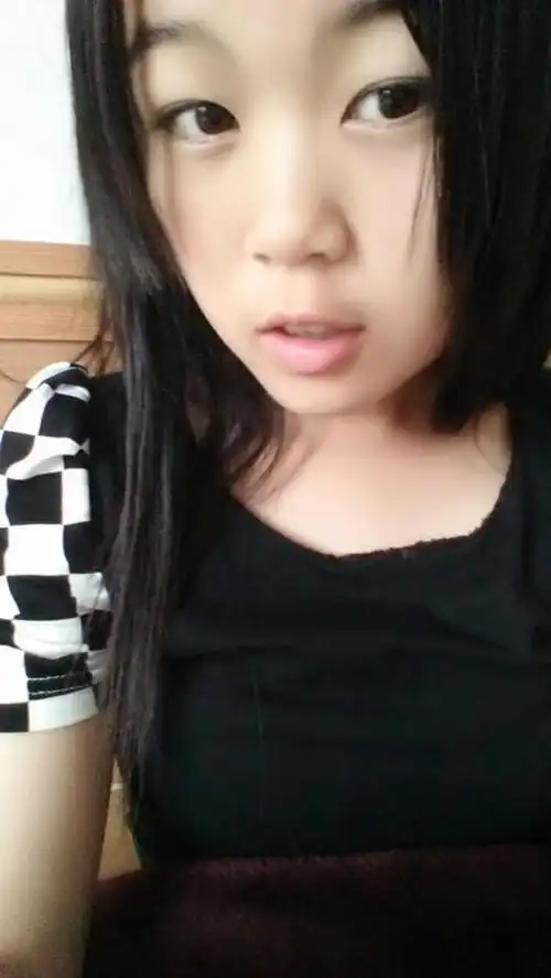 15岁的小彩旗近日被曝光一组私照,照片中的她素颜清新济南15岁女孩留