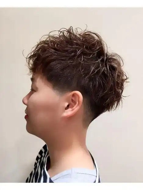 展现出清爽利落的感觉,同时又通过纹理烫的处理增加头发的层次感和