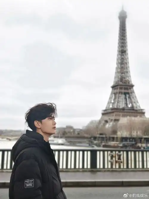 巴黎铁塔下的任嘉伦