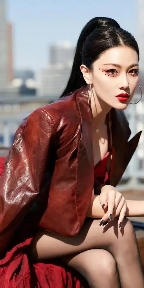 张馨予红色抹胸礼服搭配红色皮衣真的好美呀