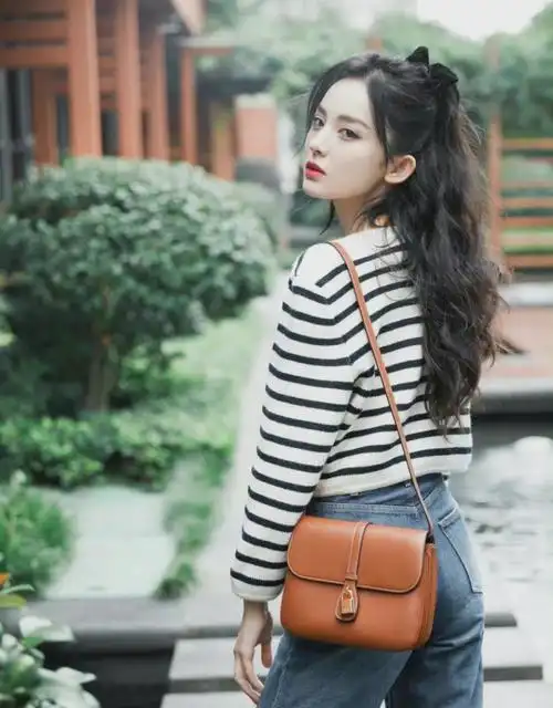 古力娜扎又美出圈了条纹针织衫搭配牛仔裤休闲也能气质范儿