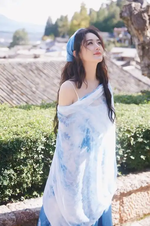 赵丽颖工作室晒庆生照穿蓝色吊带裙甜美如精灵2