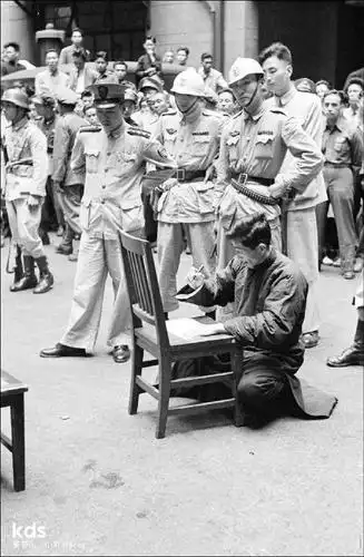 民国三十八年(1949年)5月11日,上海.死刑犯人在临刑前签字场面