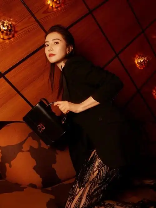 下身原始狂野05    高圆圆是无数人心目中的女神,她的穿衣也是非常