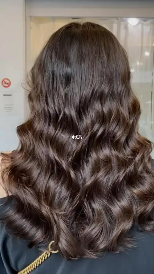 烫一次美半年的中长发复古波浪风卷发