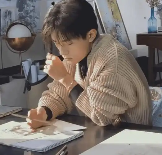 此前易烊千玺参加美术联考虽因行程少考一门但依旧超过分数线