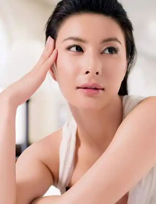 郭晶晶观战跳水世界杯,戴眼镜美出新高度,撞脸高启兰气质出众_腾讯