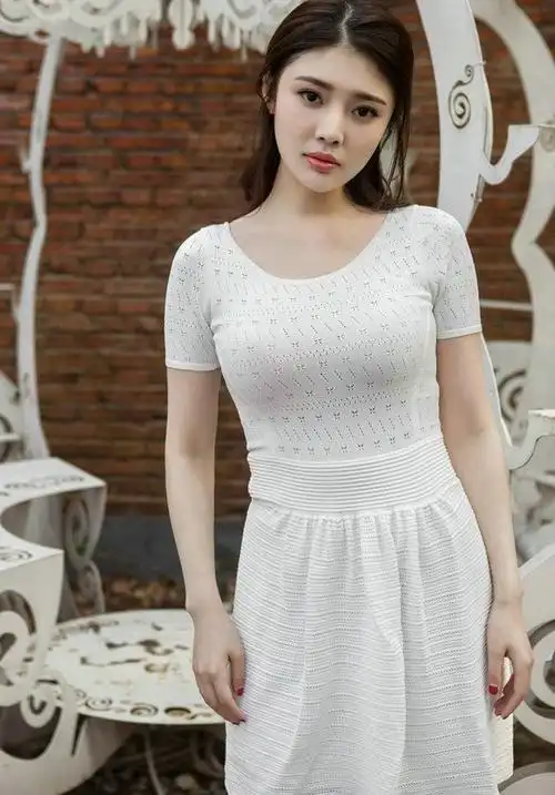 大胸女明星徐冬冬紧身连衣裙尽显火辣身材