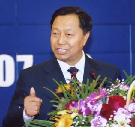 图文:崔杰戏称自己因读报一举成名_新闻中心_新浪网