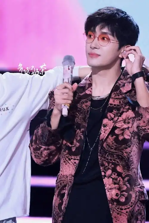 天猫双十一联排小千 我们今晚见@tfboys-易烊千玺#易烊千玺加盟双11