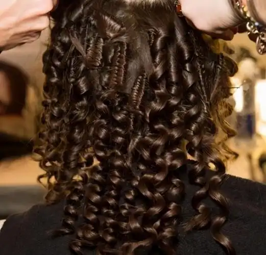 螺旋烫发型图片中长发(五六十岁女人不适合烫羊毛卷) - 赤虎壹号