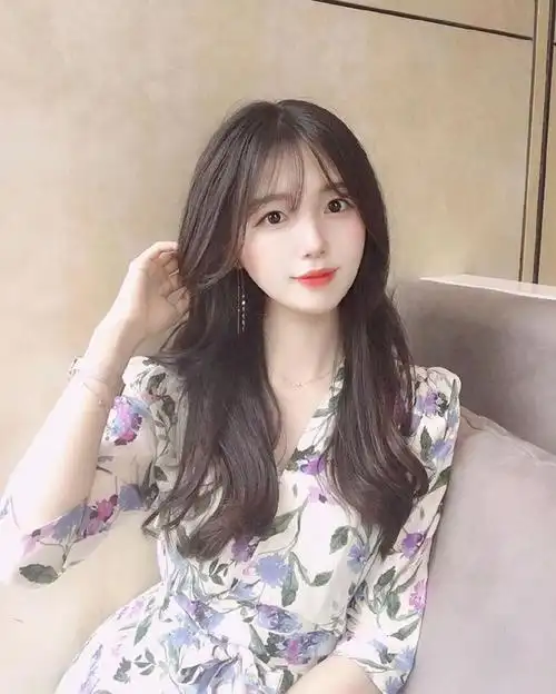 c25e6d27转采于2021-12-06 18:53:13自拍的美女小姐姐,微卷发型齐刘海