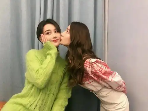 0,热巴这是把自己的变美秘籍告诉了好闺蜜?