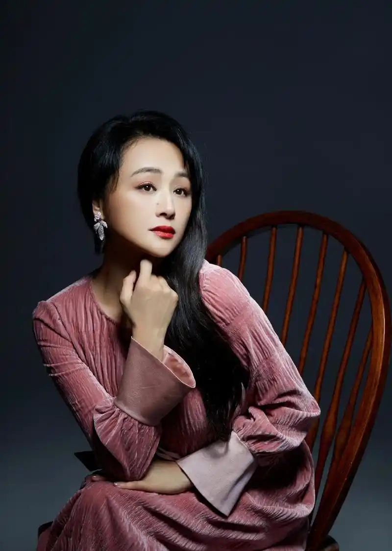 原创46岁曹颖身材依旧在线穿高领毛衣配短裙凹凸有致似少女