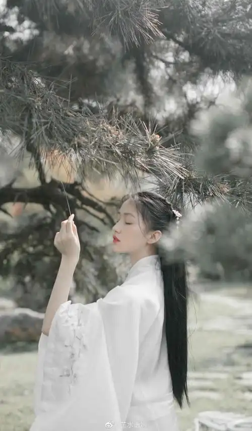 自截/可爱的鱼飞呀飞,转自微博,图源水印,摄影@the-moon,古风写真