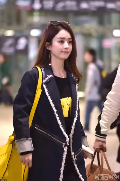 赵丽颖现身机场秀美腿 坐摆渡车与记者互拍