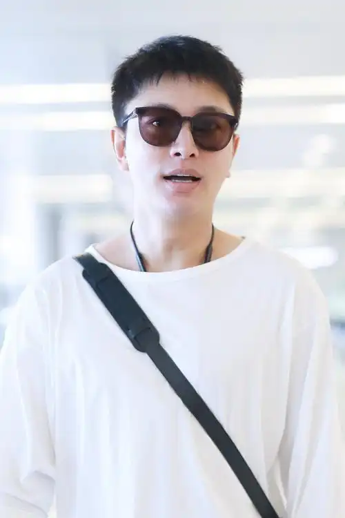 资讯正文2019年8月24日,贾乃亮现身机场的近照被曝光.