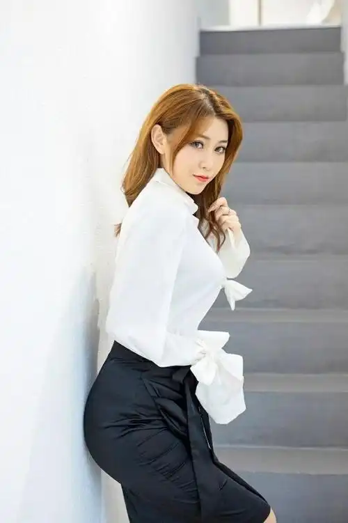 时尚穿搭微卷秀发妩媚女人味呈现出成熟的独特韵味