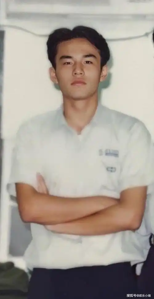 周杰伦旧照曝光 头发中分面容青涩