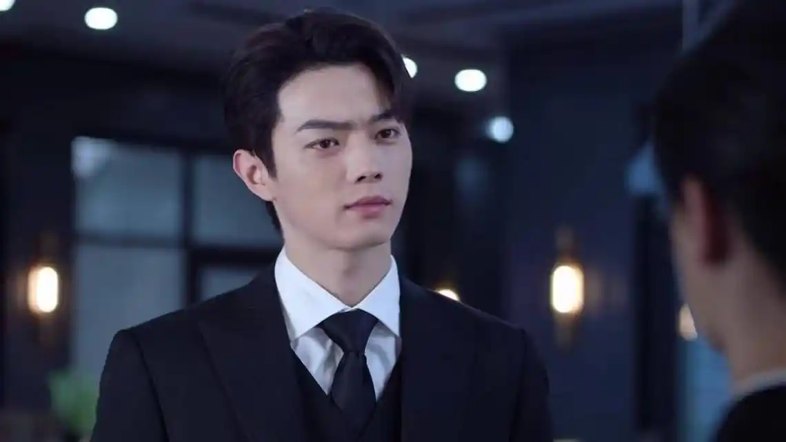 但相比起死性不改的台词问题,更突兀的是许凯喜欢挤眉弄眼的表演模式.