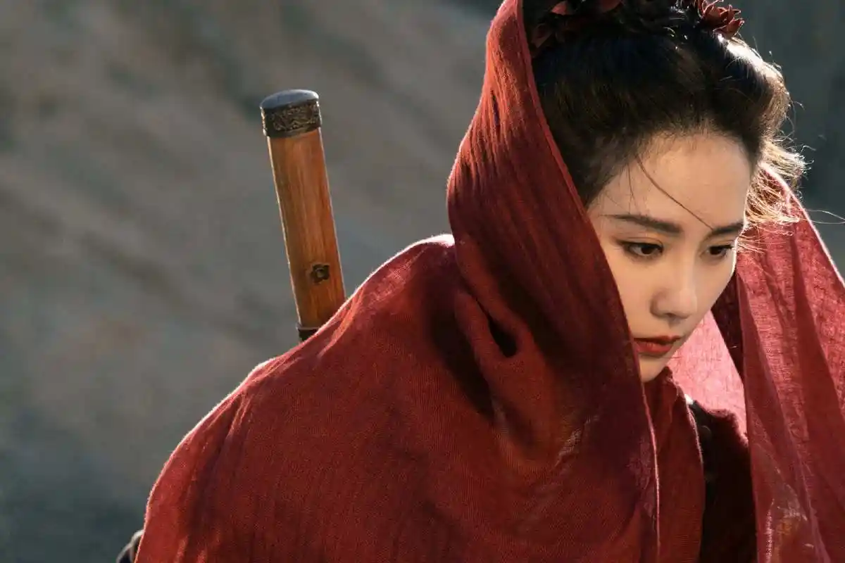 刘诗诗古装侠女造型亮相 红衣长袍 手握长剑 眼神冷冽酷飒有型