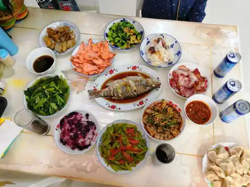 中午爸爸妈妈准备了一桌丰盛的饭菜,看一眼都让人垂涎欲滴.