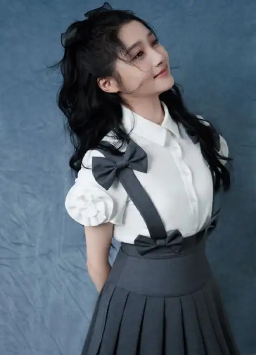 组图:关晓彤白衬衫背带裙造型元气满满 头戴蝴蝶结俏皮可爱