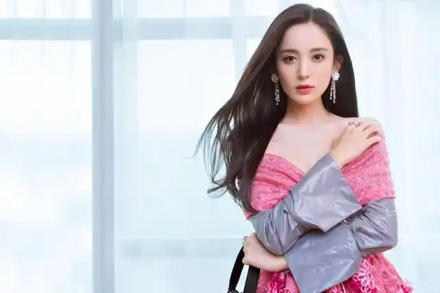 1,新疆女明星的全名:迪丽热巴9个字,古力娜扎10个字,而她最特别