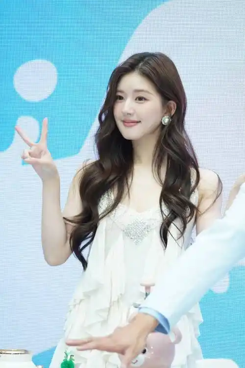 赵露思凌乱卷发展现慵懒可爱一面,美照引热议_魅力_平台_社交